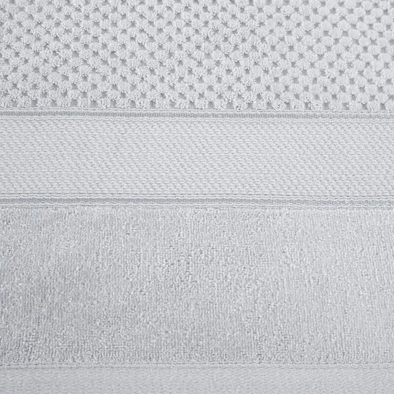 Ręcznik Jessi 90x150 srebrny 500g/m2  z fakturą wytłaczanej krateczki i welurową bordiurą frotte Eurofirany